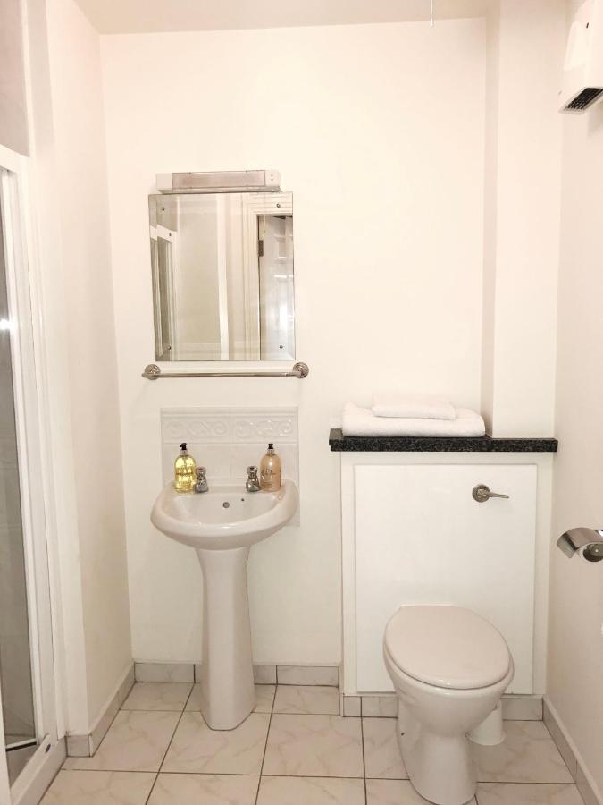 Kings Court Holiday Apartments ทราลี ภายนอก รูปภาพ